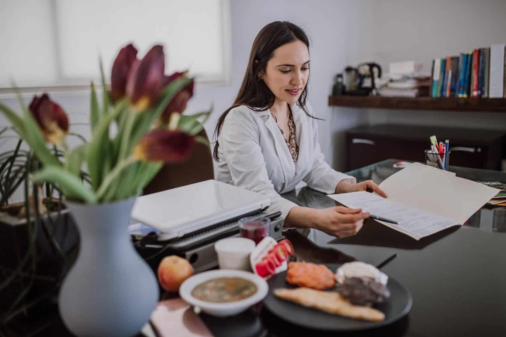 Nutrióloga Paulina Madero Mena durante una consulta de nutrición en Puebla